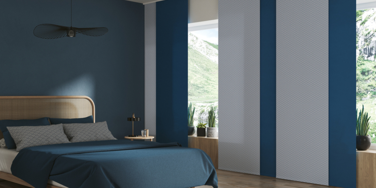 Ein Flächenvorhang in Weiß-Blau. Passend zu den Farben im Schlafzimmer.